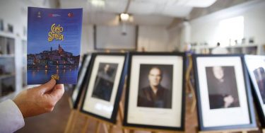 Cervo Ti Strega, Serata di presentazione della Cinquina del Premio Strega e inaugurazione della Mostra fotografica AUTORItratti per il Premio Strega LXX di Riccardo Musacchio e Flavio Ianniello
