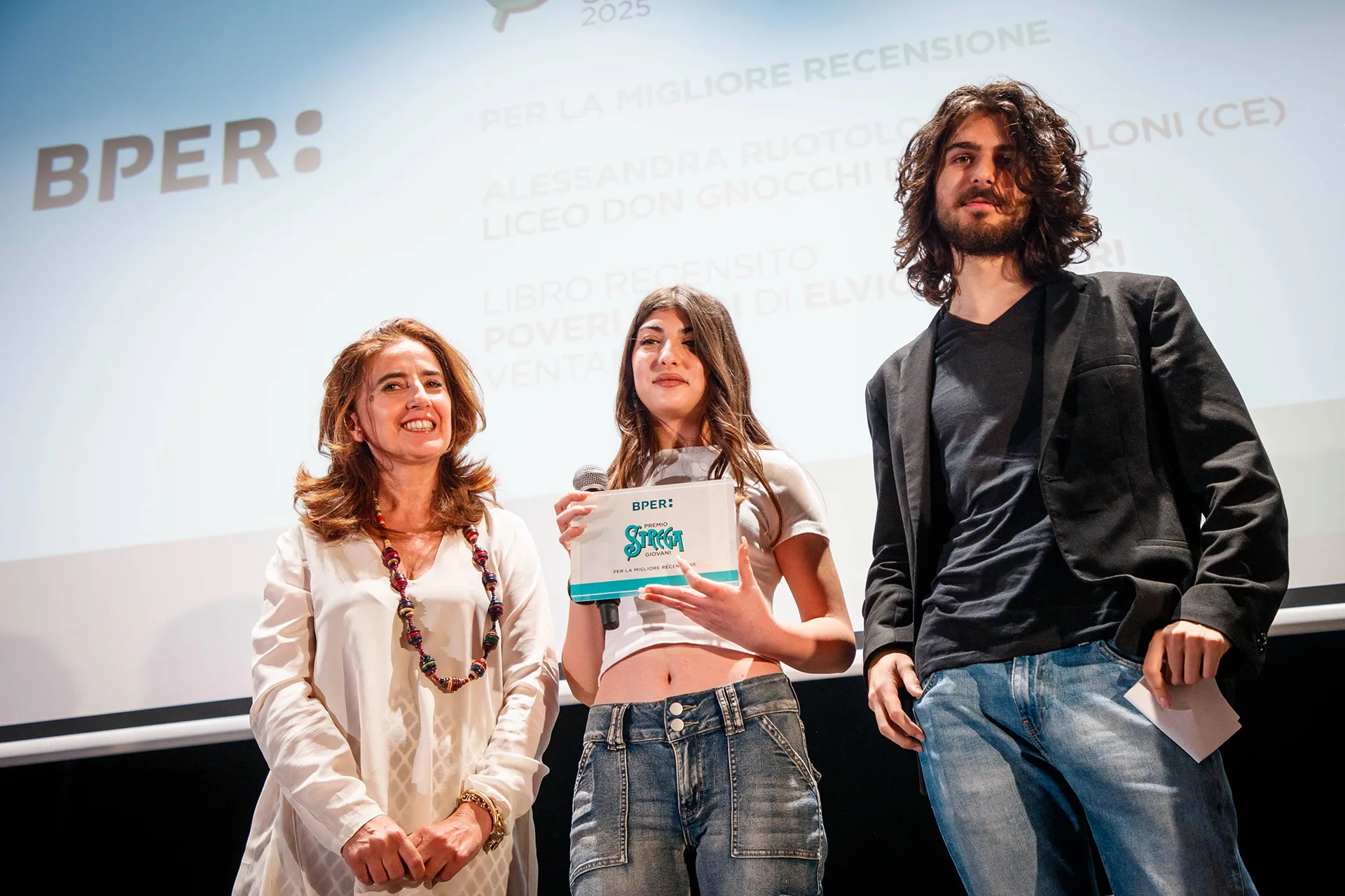 immagine per La vincitrice Premio Strega Giovani per la migliore recensione offerto da BPER Banca