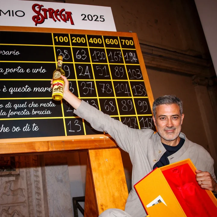 immagine per Andrea Bajani vince la LXXIX edizione del Premio Strega