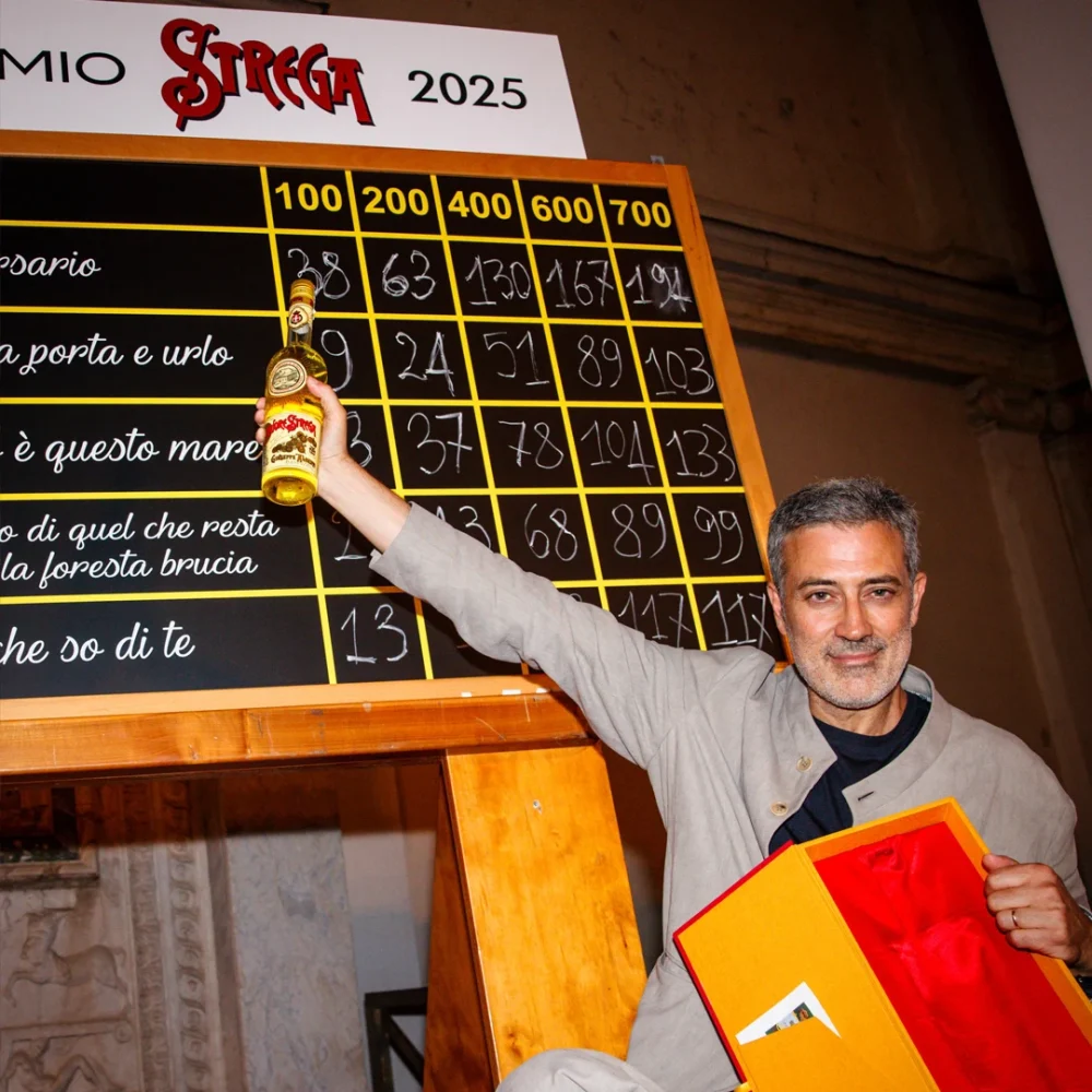 immagine per Andrea Bajani vince la LXXIX edizione del Premio Strega
